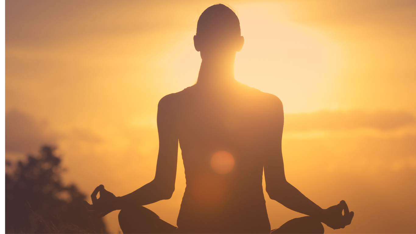 Photo d'une femme en méditation dans la nature en Guadeloupe au coucher du soleil.